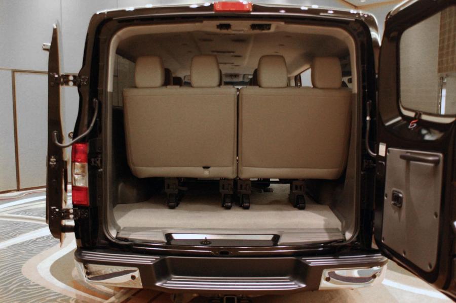  Nissan NV3500 Passenger Van 2012 года  (фото 12 из 15)